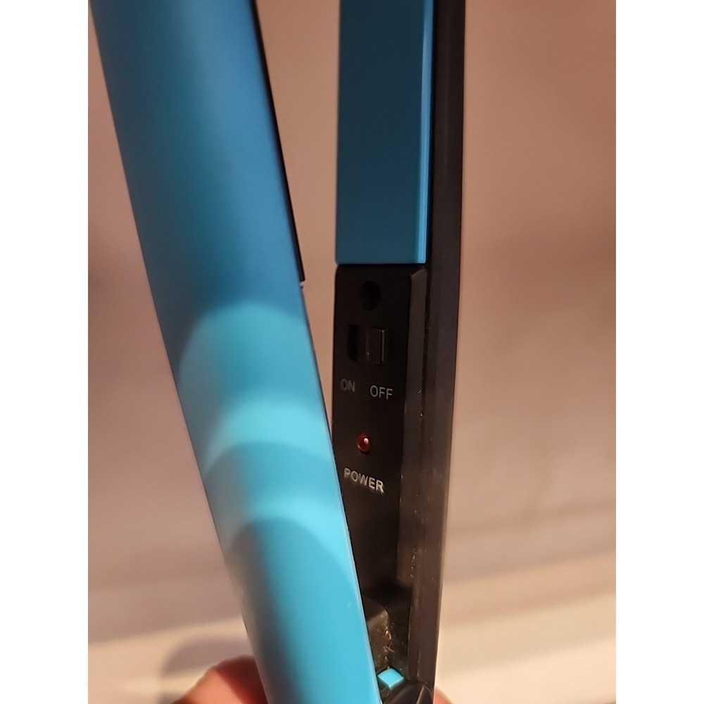 Intertek 7" Travel Size Flat Iron Hair Straightener With 3" Plate - Picture 5 of 7